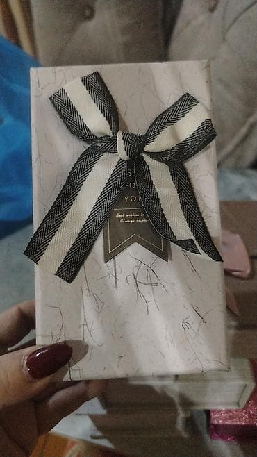 Mağaza avadanlığı: Etir mebeli və stolu ilə birlikdə magaza baglandıgı ucun satılır.Real — 6