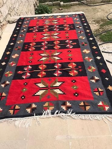 qedimi pullar: Əl toxuması xalça – qırmızı, qara və boz zolaqlı kompozisiya, klassik — 2