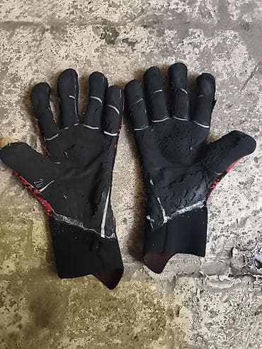 predator: 2ci əl Adidas Predator futbol əlcəyi. Qara-qırmızı rəng kombinində — 2