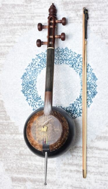 Saz: Kamança xalq çalğı aləti. Çox dəyərlidir. Üstündə çexol, əlavə simlər — 10