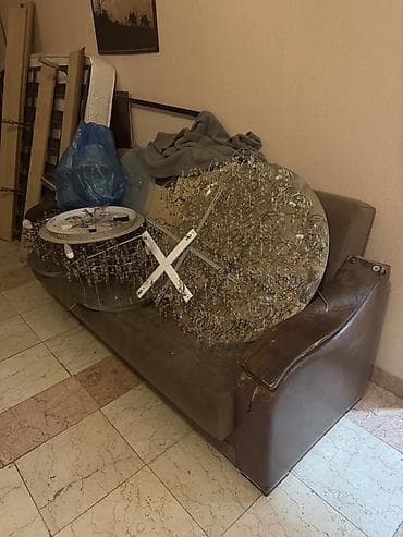 Qəhvəyi rəngdə, rahat və geniş divan evdən çıxarılıb. Yumşaq oturacaq