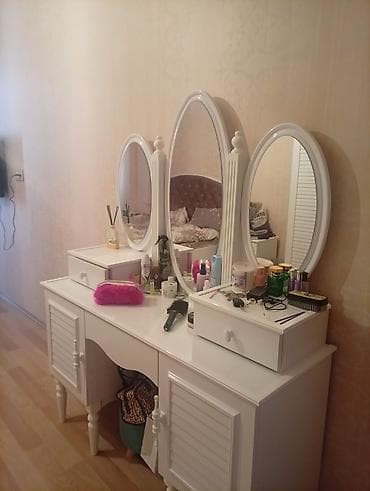 klassik mebeller: Ağ mebel dəsti – yataq otağı üçün Tərkibi: - 3 ədəd oval güzgülü — 1