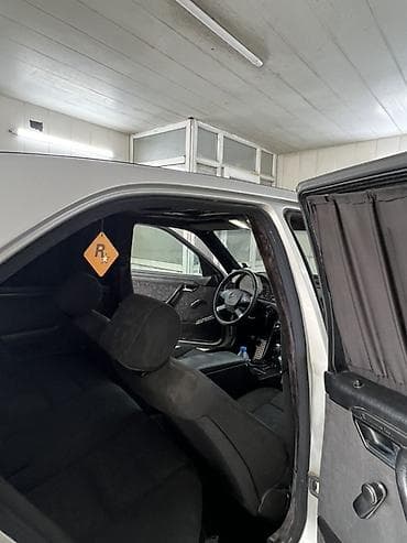 mercedes e class: Mercedes-Benz C-klass (W202) sedan - Kuzov rəngi: gümüşü - Salon — 4