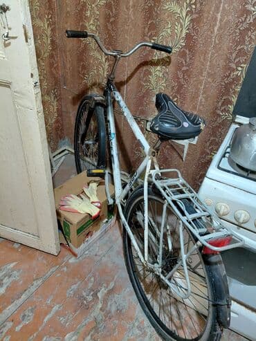 Şəhər tipi velosiped - Rəng: ağ gövdə, qara detal və təkərlər -