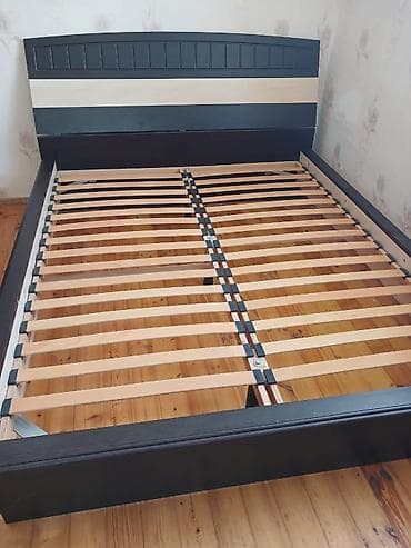 İki nəfərlik taxta çarpayı və döşək dəsti Ölçüsü: 210×175 sm Vəziyyəti — 2