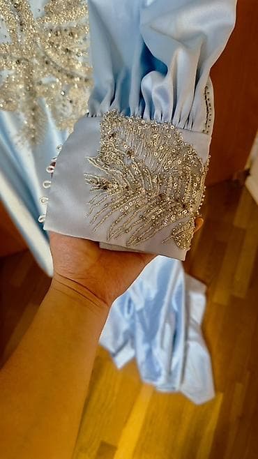 goy daş: Göy rəngli ziyafət/libas - Parlaq atlas fakturalı, axıcı uzun ətəkli — 3