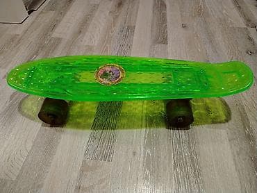 Şəffaf neon-yaşıl plastik gövdəli penny skeytbord. Az istifadə olunub