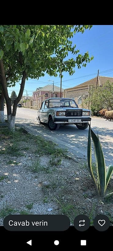 qirmizi 07: VAZ 2107, ağ rəng, sedan kuzov. Xarici görünüş: - Klassik “07” — 3