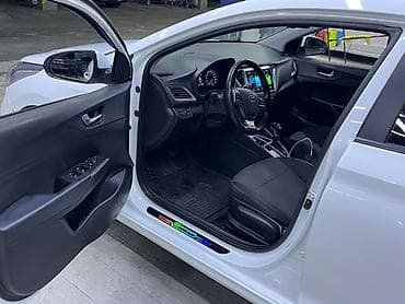 hundai akcent: Hyundai Accent sedan – ağ rəng, iqtisadi və praktik şəhər avtomobili — 10