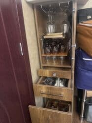 Bitkilər: Düz dolab, Qonaq otağı üçün, Açılan, Korpuslu, 2 qapılı — 1