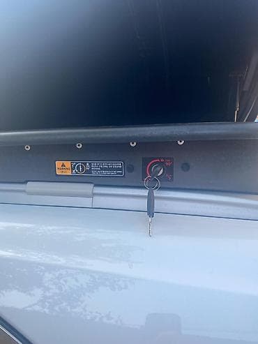 eşşək arabası: Avtomobil üçün dam üstü baqaj qutusu (roof box). Aerodinamik formalı — 1