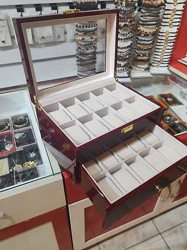 İki mərtəbəli saat və zinət əşyası qutusu