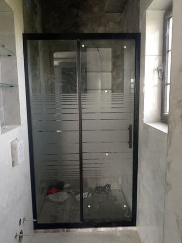 şüşə qaplar: Qara çərçivəli, şüşə panelləri üfüqi zolaqlarla bəzədilmiş duş — 2