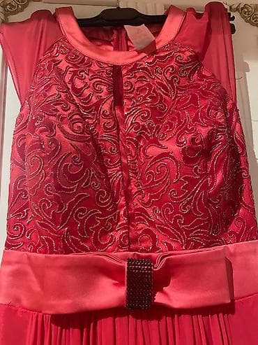 Əlimdə müxtəlif model toy və nişan paltarları var. Hamısı səliqəli