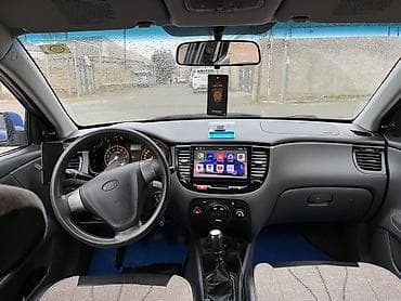 kia rio yay: Mavi rəngli 5 qapılı hetçbek Kia Rio. Kompakt ölçülü, şəhər üçün rahat — 6