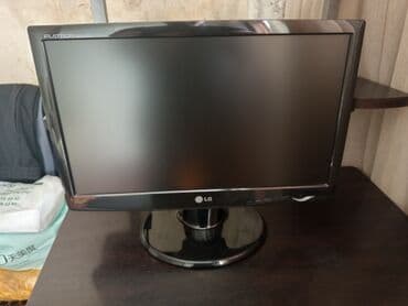 Monitorlar: LG-dən olan qara rəngli, düz ekranlı monitor. Ofis işləri, internetdə