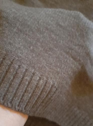 Məhsul: Tünd boz rəngdə sviter - Kəsim: V yaxalı - Toxuma: Yumşaq — 3