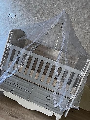 Oğlan və qız üçün, Dördbucaq, Beşik, Dəstsiz, Matrassız, Yellənmə mexanizm ilə