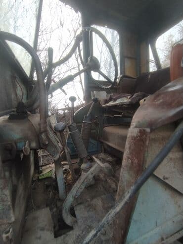 əl traktoru: Sovet istehsalı təkərli traktor - Korpus: metal kabinli, ön iki — 5