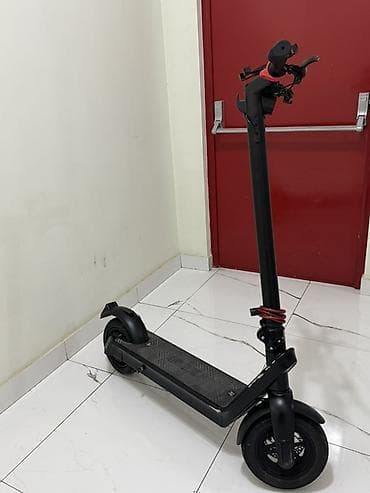 Elektrik skuter – qara rəng, yığcam və şəhər içi üçün praktik