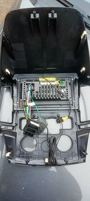 Hyundai i30 2007 monitor və monitor çərçivəsi monitorun üstündə 1 dənə