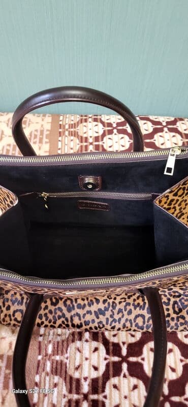 Toy paltarları və aksesuarları: Canta satilir. yenidir. materiali mexdir. őlculeri: uzunlugu 30 sm — 3