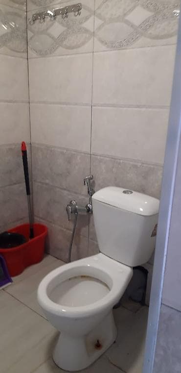 balakende satilan evler: Kirayə mənzil – 2 otaqlı, təmirli Xüsusiyyətlər: - Geniş zal və yataq — 7