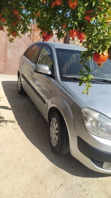 багажник на крышу баку: Kia Rio hatchback – gümüşü rəngdə, kompakt və qənaətcil şəhər — 6