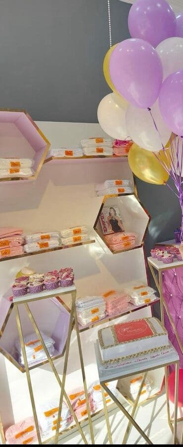 paltar asılqanı qiyməti: Qadın geyim mağaza vitrini satılır. Çox zövqlü mebeldir. 3500 ə alınıb — 10