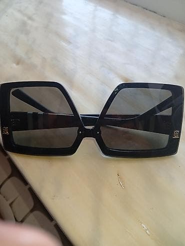 Qara iri çərçivəli gün eynəyi brend Burberry. - Dizayn