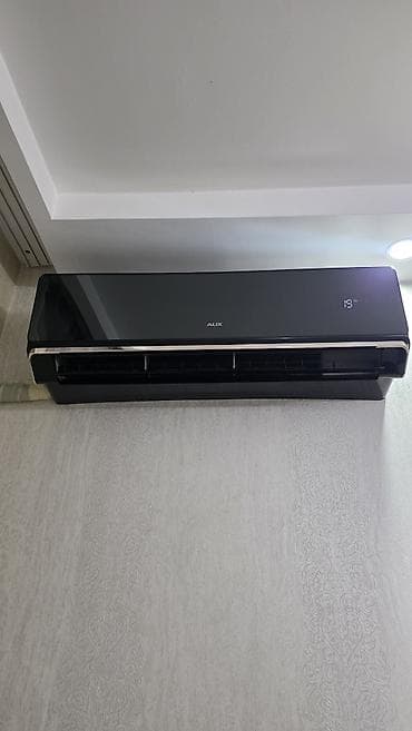 AUX divar tipli kondisioner – qara şüşə ön panel və LED temperatur