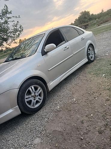 Sedan avtomobil – gümüşü rəng • Kuzov: 4 qapılı sedan, aerodinamik
