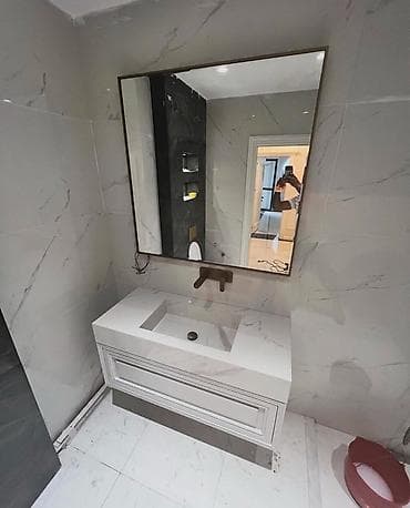 Mərmər effektli ağ rəngdə divara quraşdırılan dolablı unitaz. Dolabda
