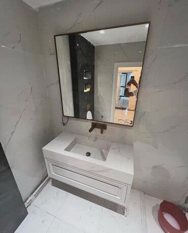 qapi aksesuarlari: Mərmər effektli ağ rəngdə divara quraşdırılan dolablı unitaz. Dolabda — 1