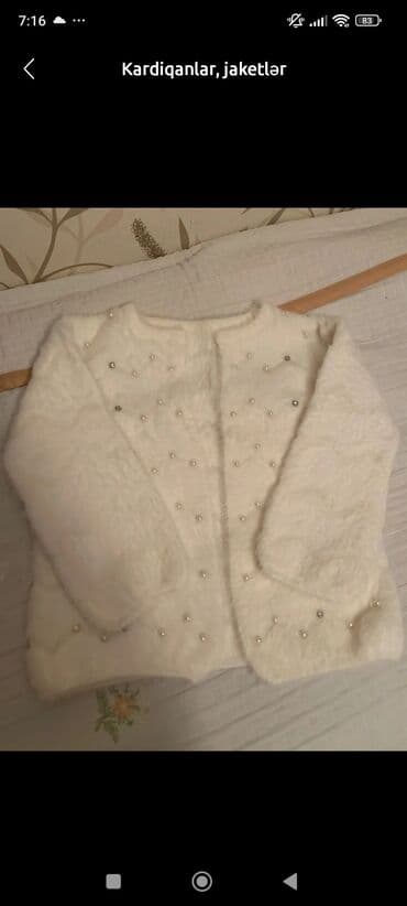 Uşaq kardiqanı – ağ rəngdə, yumşaq teksturalı, incə xəz effektli. Ön lalafo.az -da Uşaq kardiqanı – ağ rəngdə, yumşaq teksturalı, incə xəz effektli. Ön
