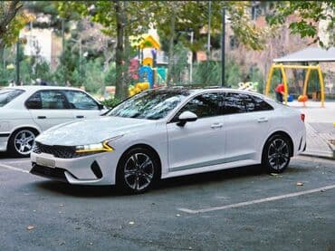 diffuzor: Kia K5 sedan – ağ rəng, fastback silueti və panoramik şüşə dam — 2