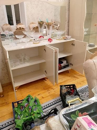 ramanı şuşa: Ağ rəngli klassik dəst – qonaq və yataq otağı üçün Tərkibi: - Vitrin — 3