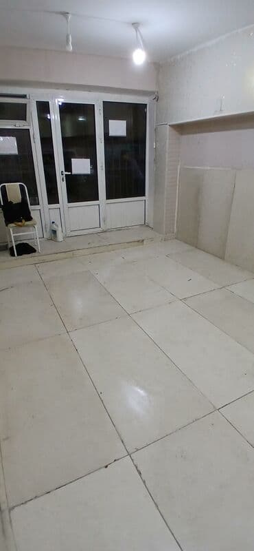 Xirdalanda suret qatarina,avtobus dayanacagina yaxin at heykeli