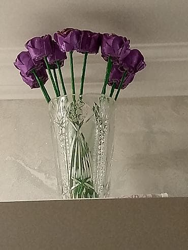 Güzgülər: Bənövşəyi süni güllər dəsti və kəsimli şüşə vaza - Tərkib: bir dəst — 1