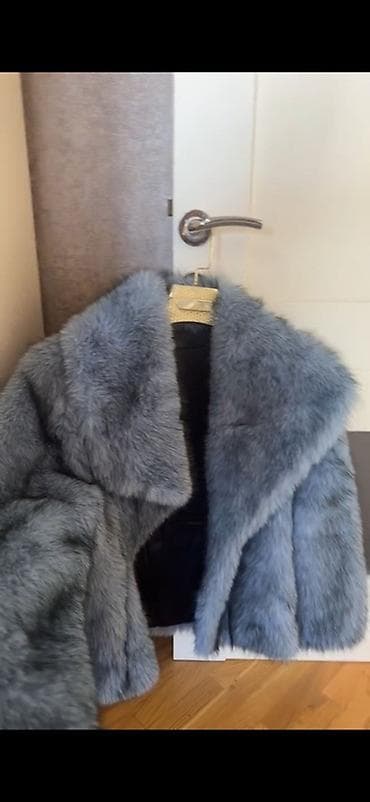 yara parfum: Qadın kürkü – boz-mavi rəngdə, həcmli və yumşaq tüklü. Geniş, enli — 1