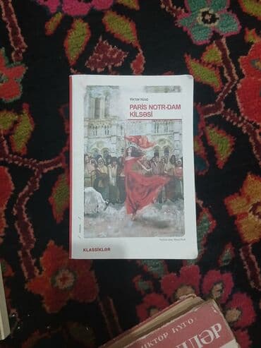 Paris Notr-Dam Kilsəsi romanı. Yaxşı vəziyyətdədir. Cırılmış və ya