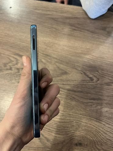 telefon qutuları: Smartfon – şüşə ön panel, düz kənarlı korpus, mərkəzdə deşikli ön — 6