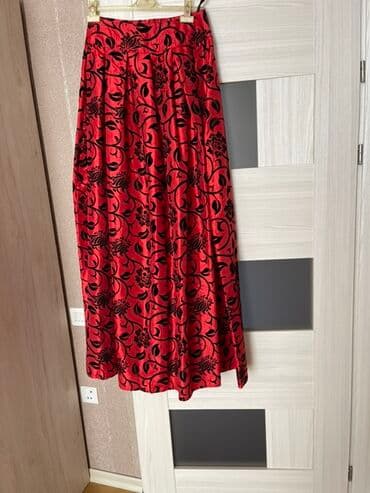 çiçəkli ətəklər: Qırmızı-qara naxışlı ətək - Model: uzun, A-kesim, geniş axıcı siluet — 2