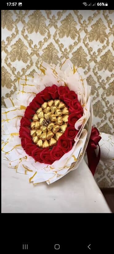 подарок любимому на 14 февраля: Şokoladlı güllər buketi - Mərkəzdə qızılı folqa ilə bükülmüş ürək — 1