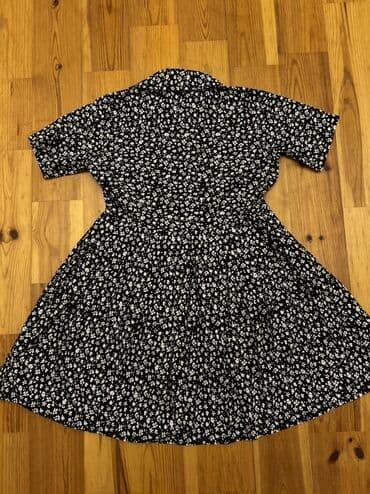 qelem don modelleri: Qara rəngdə, ağ xırda çiçək naxışlı qadın donu. - Model: qısaqol, dizə — 2