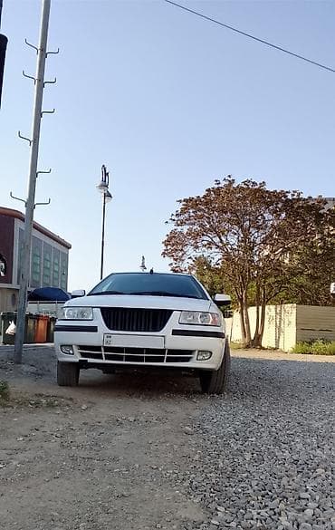 Ağ rəngli sedan avtomobil - Korpus: 4 qapılı sedan, ağ rəng, qara