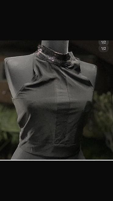 Qara rəngli bəzəkli bluz/top - Model: yüksək yaxalı, qolsuz top -