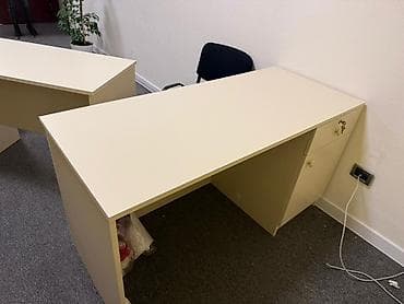 ofis levazimatlari: Ofis/iş masası – açıq krem rəngdə, klassik düz xəttli dizayn. - — 2