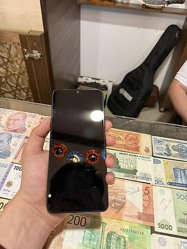Redmi smartfon - Arxa tərəfdə iri dairəvi modulda kamera sistemi, LED — 2