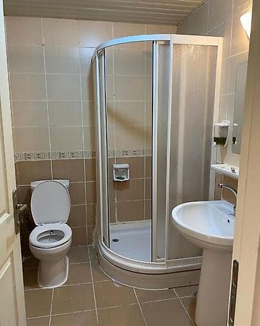 modern evler: Qəbələdə 3 otaqlı heyet evi Vayfay 2 televizor Manqal Samavar İşiq Su — 6